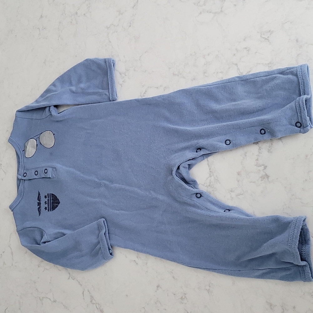 HB PILOT PAJAMAS. BLUE WITH SILVER AVIATOR GLASSES. SIZE 18M